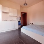 Monolocale - vista della cucina e del letto matrimoniale